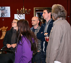 Besucher in der Ausstellung